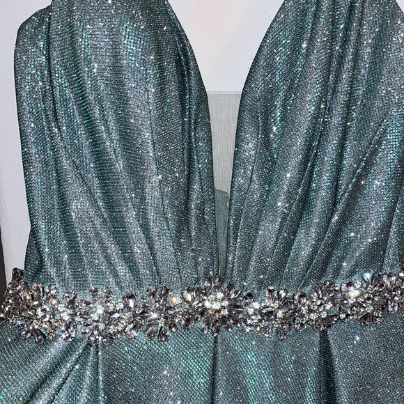 It’s in great condition, only worn once. - Picture 3 of 3